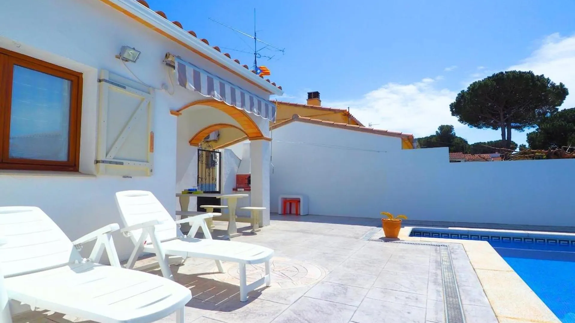 Villa Con Piscina Privada, Aire Acondicionado Y Wifi Cerca De Playa - 3 Habitaciones, 2 Banos - Es-325-15 トレリャ・デ・モングリ 0*,  スペイン